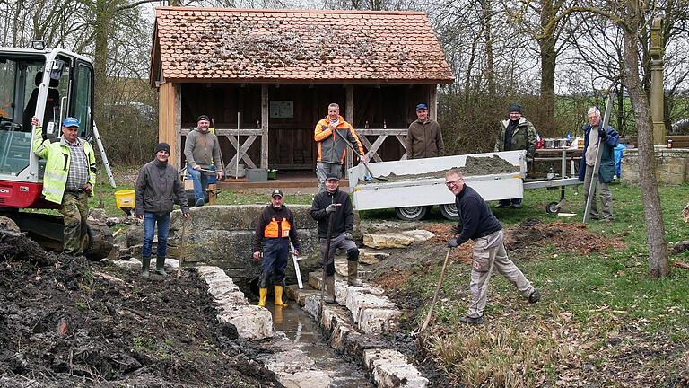 Der tüchtige Arbeitstrupp am Schindersbrünnle in Rieden wurde zeitweise von Landrat Thomas Eberth unterstützt (von links): Rainer Hetterich, Bürgermeister Bernd Schraud, Landrat Thomas Eberth, Matthias Mayer, Werner Mohr, Peter Hetterich, Bernd Rumpel, Andreas Müller, der Hausener CSU-Vorsitzende Mathias Fiedler und Klaus Völk.