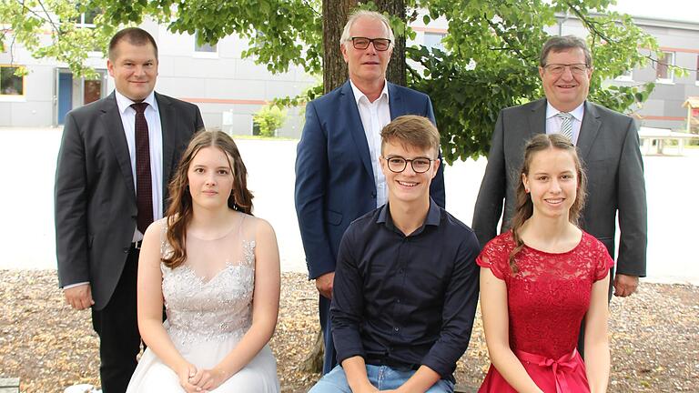 Auszeichnung der Schulbesten des Abschlussjahrgangs 2021 (hintere Reihe von links): Schulleiter Thomas Schlereth, 2. Bürgermeister Norbert Klein und stellvertretender Landrat Josef Demar sowie (vordere Reihe von links) die herausragenden Absolventen&nbsp;Mariella Illig, Fabio Umla und&nbsp; Selina Buhlheller.