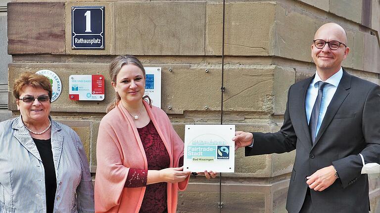 Oberbürgermeister Dirk Vogel (SPD) brachte gemeinsam mit Susanne Wahler-Göbel (Mitte), Vorsitzende der lokalen Steuerungsgruppe, und Stadträtin Martha Müller (DBK), offizielle Vertreterin der Stadt in der Gruppe, die Plakette 'Fairtrade-Stadt' am Rathaustor an.       -  Oberbürgermeister Dirk Vogel (SPD) brachte gemeinsam mit Susanne Wahler-Göbel (Mitte), Vorsitzende der lokalen Steuerungsgruppe, und Stadträtin Martha Müller (DBK), offizielle Vertreterin der Stadt in der Gruppe, die Plakette 'Fairtrade-Stadt' am Rathaustor an.