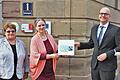 Oberbürgermeister Dirk Vogel (SPD) brachte gemeinsam mit Susanne Wahler-Göbel (Mitte), Vorsitzende der lokalen Steuerungsgruppe, und Stadträtin Martha Müller (DBK), offizielle Vertreterin der Stadt in der Gruppe, die Plakette 'Fairtrade-Stadt' am Rathaustor an.       -  Oberbürgermeister Dirk Vogel (SPD) brachte gemeinsam mit Susanne Wahler-Göbel (Mitte), Vorsitzende der lokalen Steuerungsgruppe, und Stadträtin Martha Müller (DBK), offizielle Vertreterin der Stadt in der Gruppe, die Plakette 'Fairtrade-Stadt' am Rathaustor an.