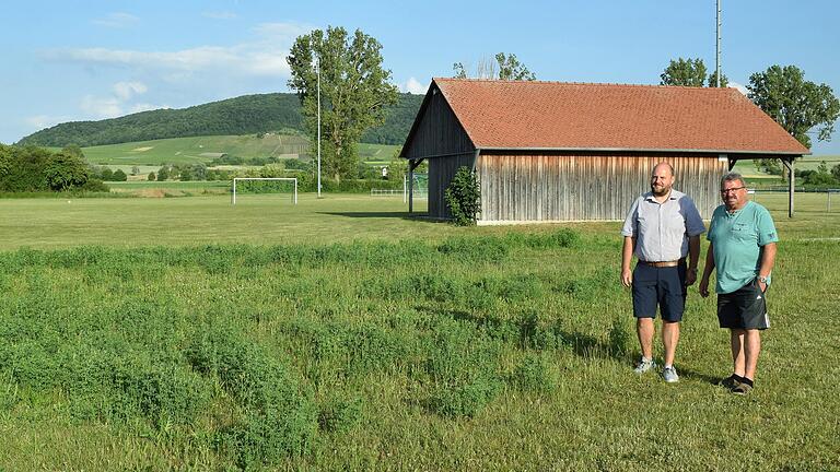 Der Hauptplatz des FC Seinsheim (rechts) bleibt bestehen, der untere Platz (links) geht an die Marktgemeinde zurück. Zu wenige Fußballspieler hatten das Ende einer Spielgemeinschaft besiegelt. FC-Vorsitzender Ottmar Neuser (rechts) bedauert diese Entwicklung. Mathias Gruber will künftig Tischtennis im Verein anbieten. Der Hauptplatz des FC Seinsheim (rechts) bleibt bestehen, der untere Platz (links) geht an die Marktgemeinde zurück. Zu wenige Fußballspieler hatten das Ende einer Spielgemeinschaft besiegelt. FC-Vorsitzender Ottmar Neuser (rechts) bedauert diese Entwicklung. Mathias Gruber will künftig Tischtennis im Verein anbieten.