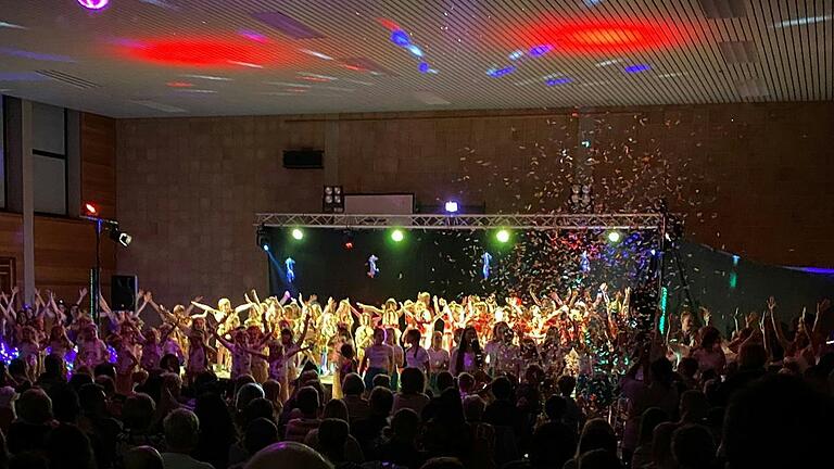 120 Tänzerinnen beim Finale des Tanzfestes. 120 Tänzerinnen beim Finale des Tanzfestes.