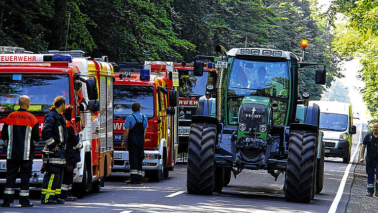 Großeinsatz: Maximilian Bott aus Schwärzelbach half mit einem Traktorgespann beim Wassertransport zum angenommenen Brandherd im Wald mit.