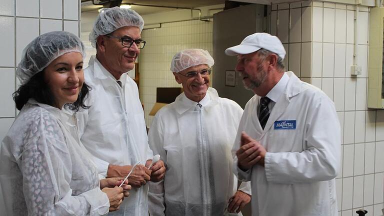 Maintal-Geschäftsführer Klaus Hammelbacher (von rechts) erläuterte bei einer Führung durch die Produktionshallen für Landrat Wilhelm Schneider, Bundesminister Gerd Müller und Staatssekretärin Dorothee Bär den Herstellungsprozess der Konfitüren.