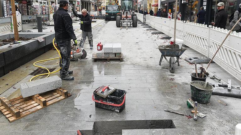 Die Fortschritte sind deutlich erkennbar: Das Pflaster in der Spiegelstraße ist schon weitgehend verlegt. Die Fortschritte sind deutlich erkennbar: Das Pflaster in der Spiegelstraße ist schon weitgehend verlegt.