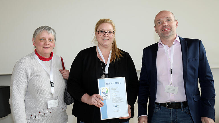 Es geht um mehr Umweltfreundlichkeit: Stolz auf die Emas-Zertifizierung des Hotels Gut Dürnhof Rieneck sind (von links): Ursula Alsheimer, Jessica Marak und Christoph Münch. Es geht um mehr Umweltfreundlichkeit: Stolz auf die Emas-Zertifizierung des Hotels Gut Dürnhof Rieneck sind (von links): Ursula Alsheimer, Jessica Marak und Christoph Münch.