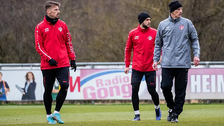Neuanfang: Marvin Pourié (links) nimmt unter Trainer Ralf Santelli wieder am Mannschaftstraining teil.