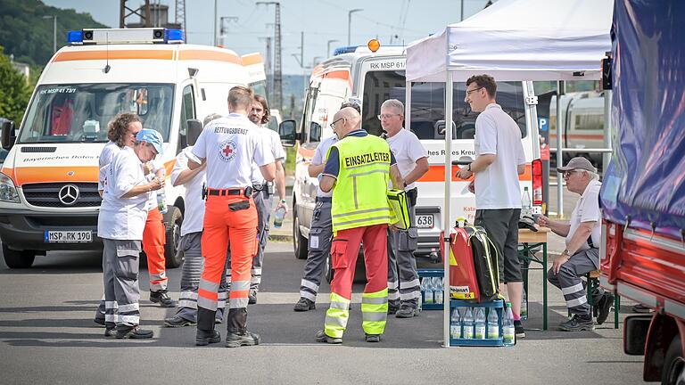 Das Deutsche Rote Kreuz kümmerte sich zusammen mit den Feuerwehren aus Gemünden und Langenprozelten, dem Notfallmanager Bahn und der Bundespolizei um die gestrandeten Fahrgäste im Bahnhof Gemünden. Das Deutsche Rote Kreuz kümmerte sich zusammen mit den Feuerwehren aus Gemünden und Langenprozelten, dem Notfallmanager Bahn und der Bundespolizei um die gestrandeten Fahrgäste im Bahnhof Gemünden.