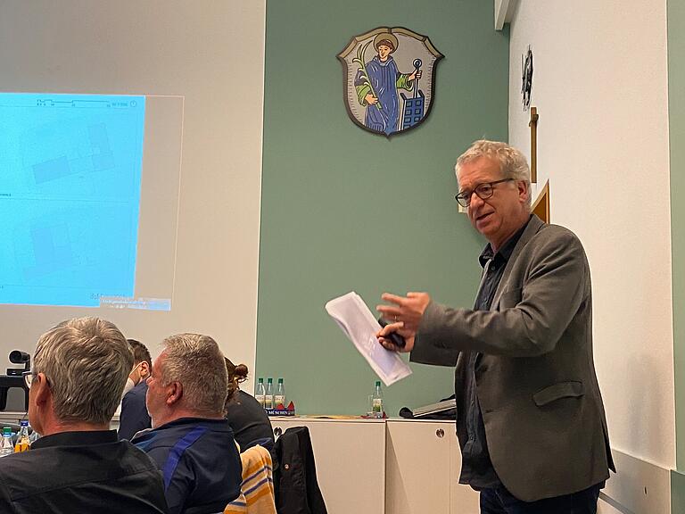 Architekt Matthias Versbach stellte dem Zeller Gremium in seiner Präsentation die verschiedenen Varianten für den Neubau des Feuerwehrgerätehauses vor. Architekt Matthias Versbach stellte dem Zeller Gremium in seiner Präsentation die verschiedenen Varianten für den Neubau des Feuerwehrgerätehauses vor.
