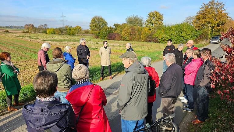 Auf reges Interesse stießen die Begehung vor Ort sowie die anschließende Informationsveranstaltung zum geplanten Seniorenquartier an der Holderhecke in Bergrheinfeld.