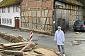 Bäckermeister Ullrich Amthor (im Bild) aus Waltershausen hat vor, in die Scheunenfront hinter ihm, die zum ehemaligen Torhaus gehört, einen Drive-in für Backwaren einzubauen.