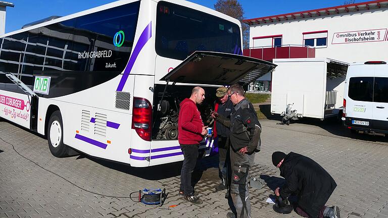 Großer Aufwand und verschiedene Absprachen waren bei der Reparatur der Busse erforderlich.