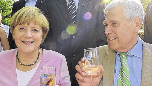 Politische Freunde: Als Michael Glos sich im vergangenen Sommer aus der großen Politik verabschiedete, kam zur Feier des Tages Kanzlerin Angela Merkel nach Castell. Politische Freunde: Als Michael Glos sich im vergangenen Sommer aus der großen Politik verabschiedete, kam zur Feier des Tages Kanzlerin Angela Merkel nach Castell.