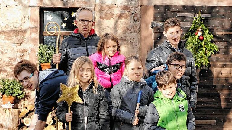 . . .und das sind Mia-Alena Schmitt, Mia und Noah Brückner (vorne von links), Josef Knoblach, Nele Schmitt, Nico Richter (Mitte von links), Christian Huss und Tim Hegel (hinten von links) im alltäglichen Leben.