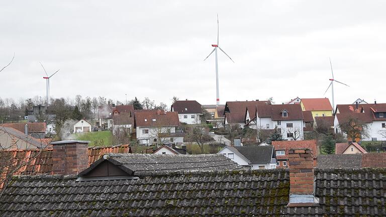 Über den Dächern von Wargolshausen haben die Windräder vor Weihnachten begonnen, sich zu drehen. Über den Dächern von Wargolshausen haben die Windräder vor Weihnachten begonnen, sich zu drehen.
