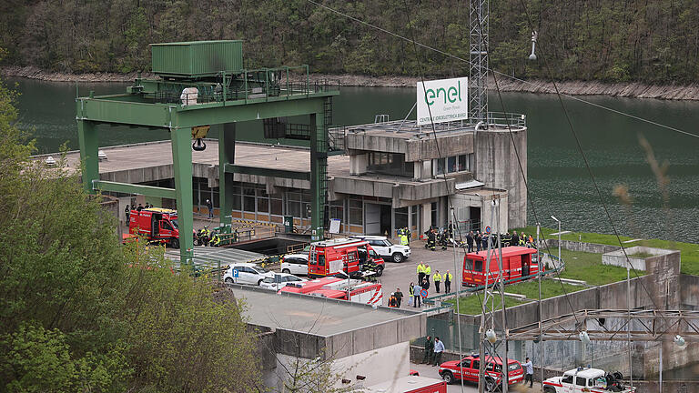 Explosion an Stausee in Italien.jpeg       -  Feuerwehrleute arbeiten am Ort einer Explosion, die sich im Wasserkraftwerk von Enel Green Power am Suviana-Damm, etwa 70 Kilometer südwestlich von Bologna, ereignet hat.