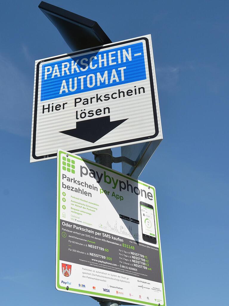 Wie in der Bad Neustädter Innenstadt kann der Parkschein bequem per Smartphone bezahlt werden. Wie das geht, steht auf den Schildern über dem Parkscheinautomat. Wie in der Bad Neustädter Innenstadt kann der Parkschein bequem per Smartphone bezahlt werden. Wie das geht, steht auf den Schildern über dem Parkscheinautomat.