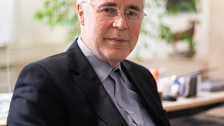 Schulamtsdirektor und Fachlicher Leiter der Staatlichen Schulämter Erwin Pfeuffer in seinem Büro. Schulamtsdirektor und Fachlicher Leiter der Staatlichen Schulämter Erwin Pfeuffer in seinem Büro.