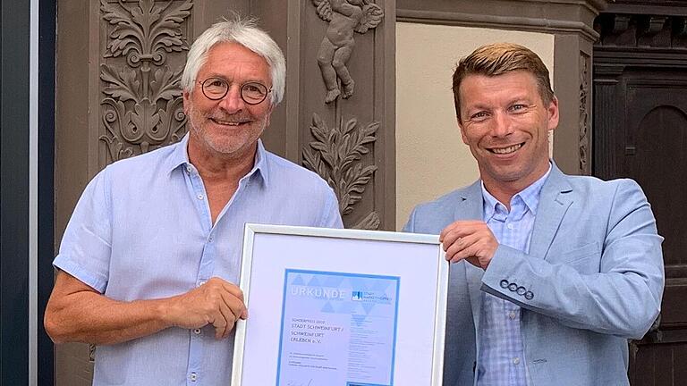 Freuten sich 2020 über den bayerischen Stadtmarketingpreis: Werner Christoffel, Vorsitzender der Werbegemeinschaft „Schweinfurt erleben e. V.“ (links), und Citymanager Thomas Herrmann (rechts). Freuten sich 2020 über den bayerischen Stadtmarketingpreis: Werner Christoffel, Vorsitzender der Werbegemeinschaft „Schweinfurt erleben e. V.“ (links), und Citymanager Thomas Herrmann (rechts).