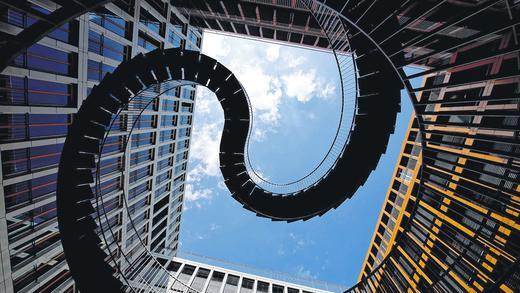 Eine endlose Treppe       -  (dpa)   Die endlose Treppe: Das Werk des dänischen Künstlers Olafur Eliasson zeichnet sich in München vor blauem Himmel ab. Sie ist die einzige Treppe weltweit, auf der man aufwärts- und abwärtsgehen kann, ohne die Richtung zu wechseln, und befindet sich im Innenhof eines Firmengebäudes.