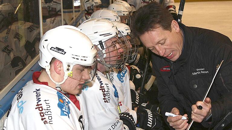 Martin Reichert (rechts) war in der vergangenen Saison noch als Trainer bei den &bdquo;Hawks&ldquo; aktiv. Als Sportlicher Leiter informierte er jetzt über die Planungen für die kommende Landesligasaison. Einen Nachfolger für den Trainerposten konnte er noch nicht präsentieren.