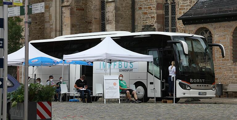 Der Impfbus des Schweinfurter Impfzentrums, hier im August im Einsatz auf dem Marktplatz in Gerolzhofen. Der Impfbus des Schweinfurter Impfzentrums, hier im August im Einsatz auf dem Marktplatz in Gerolzhofen.