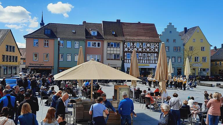 Bei Kaiserwetter, wie es der Musikverein Stockheim selbst bezeichnete, spielten die Musikanten den zahlreichen Zuhörern schwungvolle Stücke, wie 'Beschwingt geht es los', Lottchen Polka und 'Flashlights'. Man spürte den Spaß, den die Musikanten an ihrem Auftritt hatten und ließ sich gerne anstecken. Viel Lob, Applaus, sogar Zugaberufe füllten den Marktplatz. Die Stadt Mellrichstadt und der Verein Aktives Mellrichstadt dankt dem Musikverein Stockheim sowie allen Gästen für ihr Kommen.