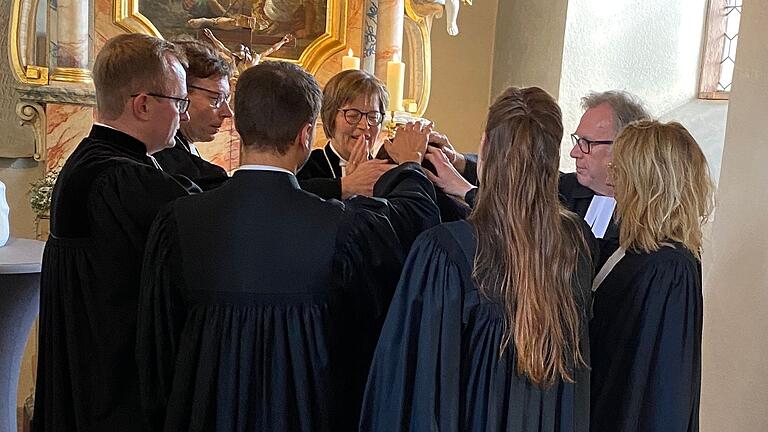 Den Segen sprachen der stellvertretende Dekan Tilman Schneider, Bischöfin Gisela Boronowski, Pfarrer Jonathan Pothmann, Pfarrerin Melina Racherbäumer, Pfarrerin Friedericke Schmied-Portoh, Pfarrerin Janna Brakensiek, Pfarrer Jürgen Schäfer und Dekan Dr. Wenrich Selenzki Den Segen sprachen der stellvertretende Dekan Tilman Schneider, Bischöfin Gisela Boronowski, Pfarrer Jonathan Pothmann, Pfarrerin Melina Racherbäumer, Pfarrerin Friedericke Schmied-Portoh, Pfarrerin Janna Brakensiek, Pfarrer Jürgen Schäfer und Dekan Dr. Wenrich Selenzki