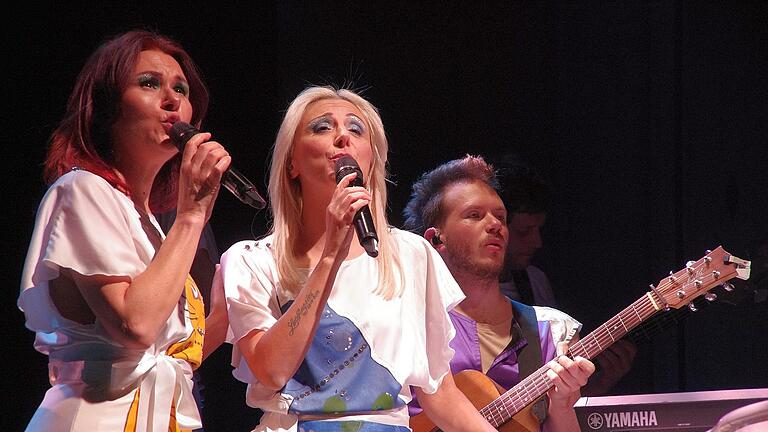 Anni-Frid (Irene Pertile), Agnetha (Angela Castellani) und Björn (Ludovico Banali) von der ABBA-Tribute-Band       -  Anni-Frid (Irene Pertile), Agnetha (Angela Castellani) und Björn (Ludovico Banali) von der ABBA-Tribute-Band