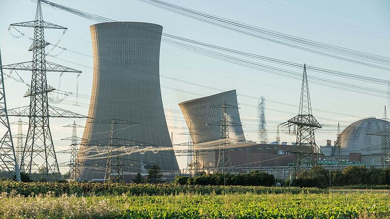 Der erste Kühlturm des stillgelegten Kernkraftwerkes Grafenrheinfeld stürzt nach der Sprengung zusammen. Ein Pro-Atomkraft-Aktivist hatte die Aktion verzögert. Der erste Kühlturm des stillgelegten Kernkraftwerkes Grafenrheinfeld stürzt nach der Sprengung zusammen. Ein Pro-Atomkraft-Aktivist hatte die Aktion verzögert.