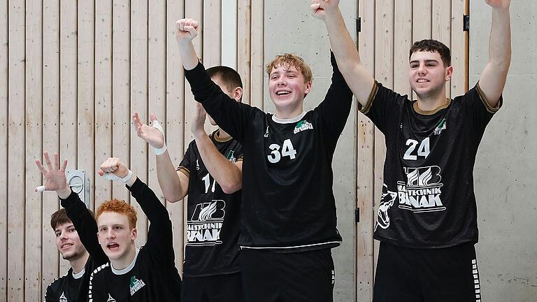 Spieler der SG DJK Rimpar II beim Jubel: Die Rimparer Oberliga-Handballer gewinnen auch ihr Heimspiel gegen die HSG Hochfranken deutlich. Es ist ihr fünfter Sieg in Folge. Spieler der SG DJK Rimpar II beim Jubel: Die Rimparer Oberliga-Handballer gewinnen auch ihr Heimspiel gegen die HSG Hochfranken deutlich. Es ist ihr fünfter Sieg in Folge.