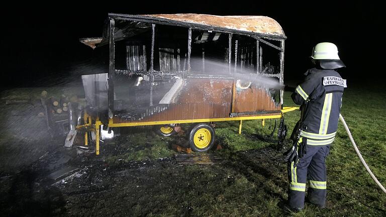 Der größtenteils aus Holz bestehende Bauwagen brannte komplett aus. Der größtenteils aus Holz bestehende Bauwagen brannte komplett aus.