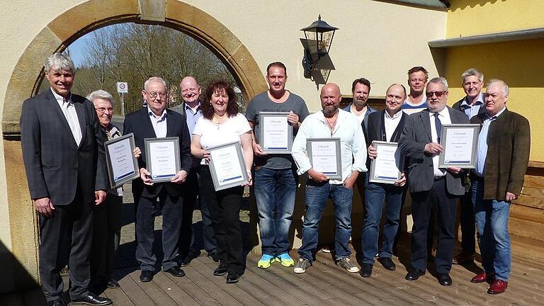 Verdiente Hoteliers und Wirte aus der Stadt Schweinfurt und dem Landkreis wurden bei der BHG-Kreisversammlung geehrt. Von links: Michael Schwägerl (Bezirksstelle Unterfranken), Irma Heinz, Wolfgang Weide Thomas Dauenhauer (Bezirksvorstand), Sabine Böhm, Thomas Sauerbrey, Ansgar Zänglein, Frank Keller (Kreisvorstand), Gerhard Gutbrod, Thomas Hübner (Kreisvorstand), Hubert Röder, Edmund Beck (Kreisvorstand), Jürgen Süß. Es fehlen: Edgar Becker, Jürgen Straub, Josef Albert, Klaus Wecklein, Karl-Heinz Ort und Gerold Back.