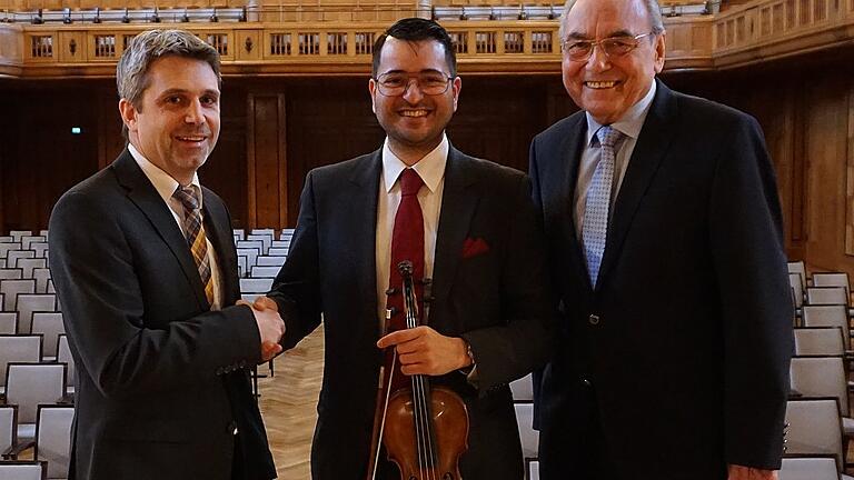 Kurdirektor Frank Oette (links) und Kurt Rieder, Vorsitzender des Fördervereins Kurorchester (rechts) heißen Burghard Toelke als neuen Leiter des Kurorchesters willkommen.