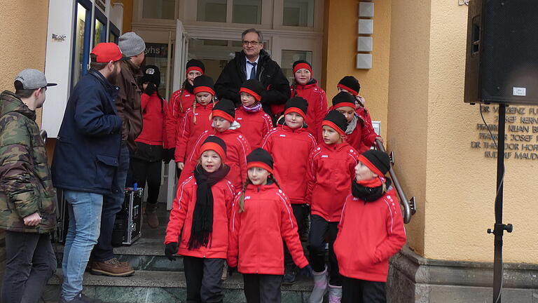 Mit einem Lächeln ließ sich Eberhard Streit von der Kindergarde abführen