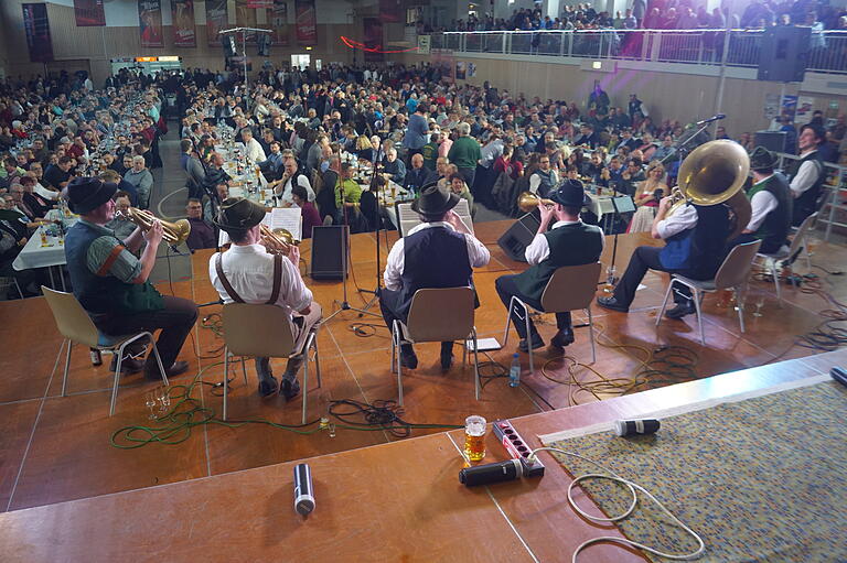 Die siebenköpfige Combo 'Tegernseer Tanzlmusi' brachte die gut 800 Besucher des 'Zaubers der Blasmusik' nach der Mittagspause wieder auf Betriebstemperatur.