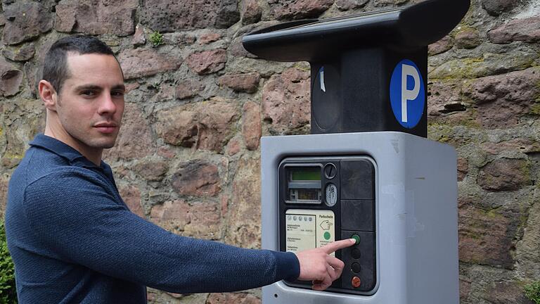 Gemündens Ordnungsamtsleiter Florian Breitenbach am Parkscheinautomaten in der Mainstraße. Auch dieses Gerät wird demnächst ausgetauscht.