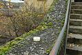 Auf der Betonbrüstung einer Treppe oberhalb der früheren Schule in Karlstadt-Laudenbach steht am Dienstag eine Kerze.