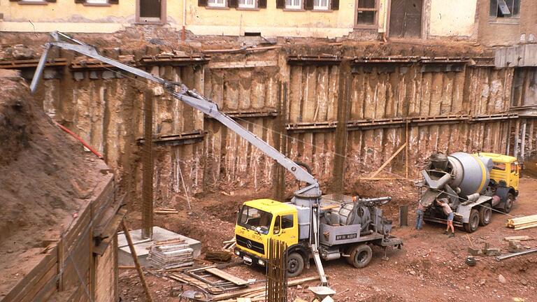 Eines der Großprojekte, für die TBG Lohr-Beton den Baustoff lieferte, ist das 1986 eröffnete Altstadtparkhaus in Lohr. Hier ein Blick in die Baugrube.