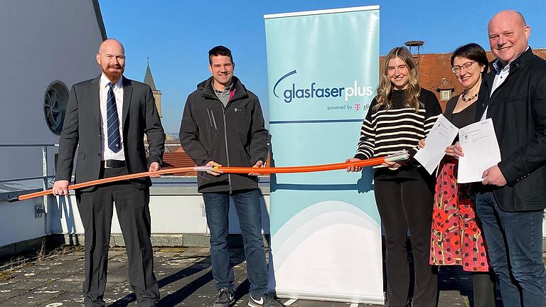 Von links: Frank Reichert (Landkreis Rhön-Grabfeld, Stabsstelle Kreisentwicklung), Thomas Andreas Hofmann (Deutsche Telekom Technik GmbH / GlasfaserPlus GmbH), Louisa Rosin (Landkreis Rhön-Grabfeld, Stabsstelle Kreisentwicklung), Sonja Rahm (1. Bürgermeisterin der Gemeinde Schönau a. d. Brend) und Georg Seiffert (1. Bürgermeister der Stadt Bischofsheim i. d. Rhön). Von links: Frank Reichert (Landkreis Rhön-Grabfeld, Stabsstelle Kreisentwicklung), Thomas Andreas Hofmann (Deutsche Telekom Technik GmbH / GlasfaserPlus GmbH), Louisa Rosin (Landkreis Rhön-Grabfeld, Stabsstelle Kreisentwicklung), Sonja Rahm (1. Bürgermeisterin der Gemeinde Schönau a. d. Brend) und Georg Seiffert (1. Bürgermeister der Stadt Bischofsheim i. d. Rhön).