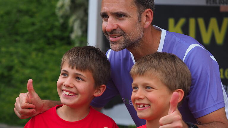 Nicolas Kiefer zu Gast beim FC Eltingshausen - Daumen hoch für eine prima Veranstaltung beim FC Eltingshausen: Nicolas Kiefer mit dem Tennis-Nachwuchs. Nicolas Kiefer zu Gast beim FC Eltingshausen - Daumen hoch für eine prima Veranstaltung beim FC Eltingshausen: Nicolas Kiefer mit dem Tennis-Nachwuchs.