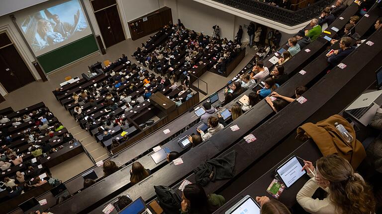 Einführungsveranstaltung der Ludwig-Maximilians-Universität       -  Zahlreiche Menschen starten jedes Jahr ihr Studium