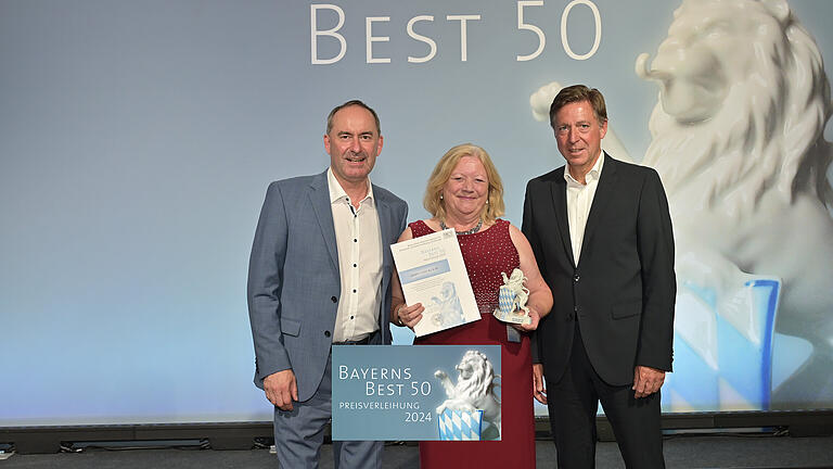 Laboklin zum dritten Mal als „Bayerns Best 50“ ausgezeichnet       -  Dr. Elisabeth Müller freut sich mit Bayerns Wirtschaftsminister Hubert Aiwanger (links) und Professor Dr. Thomas Edenhofer (Baker Tilly) über die dritte Auszeichnung als „Bayerns Best 50“ für das Bad Kissinger Labor Laboklin.