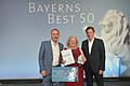 Laboklin zum dritten Mal als „Bayerns Best 50“ ausgezeichnet       -  Dr. Elisabeth Müller freut sich mit Bayerns Wirtschaftsminister Hubert Aiwanger (links) und Professor Dr. Thomas Edenhofer (Baker Tilly) über die dritte Auszeichnung als „Bayerns Best 50“ für das Bad Kissinger Labor Laboklin.