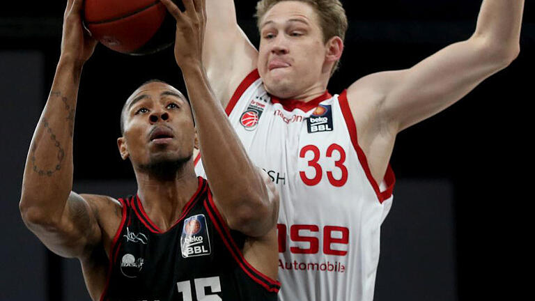 Basketball - Beko BBL - 1.PLayoff - Brose Baskets - s.Oliver Baskets       -  Archivbild: Bamberg, Brose Arena, 08.05.2016, Basketball - Beko BBL - 1.PLayoff - Brose Baskets - s.Oliver BasketsBild: v. lk. Lamonte Ulmer (s.Oliver Baskets, #15) und Patrick Heckmann (Brose Baskets, #33)