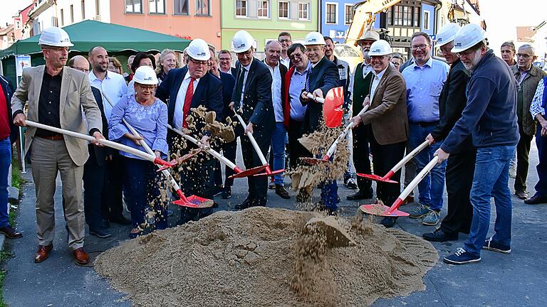 Symbolischer Spatenstich am Rathausplatz in Heidingsfeld (von links, vorne): Stadtbaurat Christian Baumgart, Bürgermeisterin Marion Schäfer-Blake, Bürgermeister Adolf Bauer, Oberbürgermeister Christian Schuchardt, Landtagsabgeordneter Oliver Jörg, Stefan Rettner (Vorsitzender der Bürgervereinigung Heidingsfeld), Abteilungsdirektor Norbert Böhm (Regierung von Unterfranken) und Peter Ziegler (Vorsitzender Bauhütte Alt-Heidingsfeld).  Foto: Patrick Wötzel