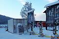 Ein Stromspeichersystem im weißen Container versorgt bei der Ski-WM Ladesäulen, die elektrisch betriebene Schneemobile aufladen.