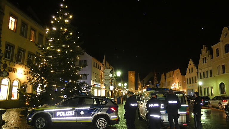 Die Polizei zeigte mit mehreren Streifenfahrzeugen an verschiedenen Stellen im Stadtgebiet Präsenz.