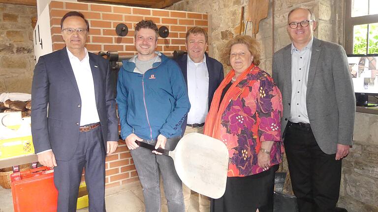 Das Projekt Backhaus wurde erfolgreich angeschoben, nun sollen es die Kronunger mit Leben füllen: Bürgermeister Ludwig Nätscher, Thomas Groganz (Dorfgemeinschaft), Jürgen Eisentraut (ALE), Vize-Bezirkstagspräsidentin Eva Linsenbreder und Kreisheimatpfleger Guido Spahn bei der Einweihung.