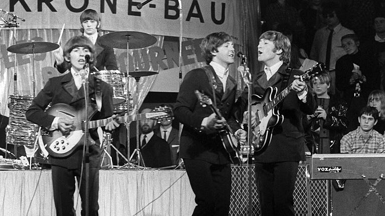 Paul McCartney wird 80.jpeg       -  Die Beatles, von links: George Harrison, Paul McCartney, John Lennon und im Hintergrund am Schlagzeug Ringo Starr, treten 1966 im Circus Krone-Bau auf.